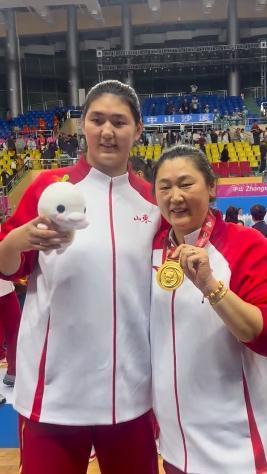 这是女篮张子宇的母亲于瑛，她与张子宇长得很像，娘俩除了眼睛和个头之外...