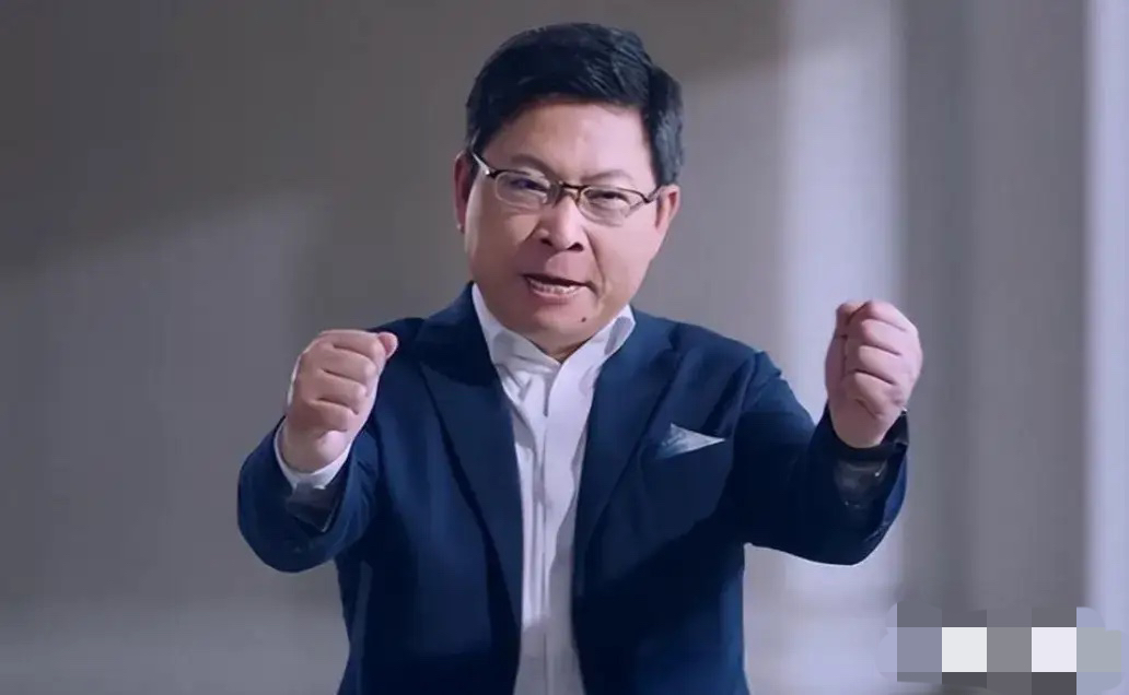 老余被伤透了好几回。搞五个界本身就是隐患，北汽搞砸了享界S9，奇瑞搞砸了智界A7和R7。唯一特别上心的问界，居然还搞了一个要分家。

乙方做久了，做成甲方的幻觉了。分了就是分了，现在所做的，只是为了稳住老用户的情绪罢了。因为老用户都是冲着华为买的，并不是冲着赛力斯买的。

其实从今年多款车型的市场表