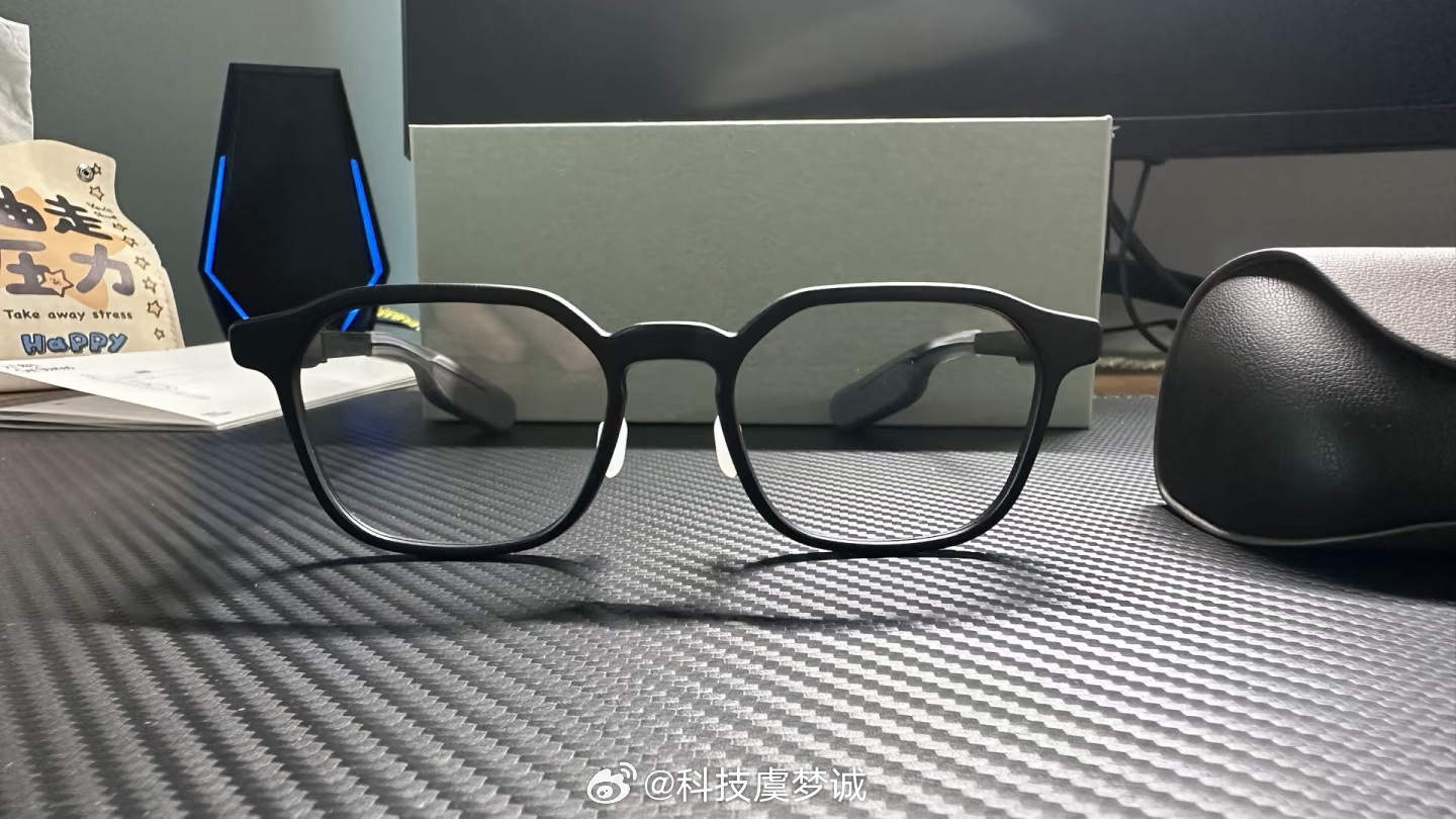 #智能眼镜为什么一直没火#我其实挺看好智能眼镜，但我也不觉得它现在没火是因为方向错了。恰恰相反，这个品类正在经历一个很关键的阶段：硬件形态已经开始成熟，AI也终于给它找到了新的交互逻辑。

问题是现在很多产品还是眼镜+一些智能功能，而不是重新定义眼镜。真正有意思的状态应该是，你戴上以后 ​
