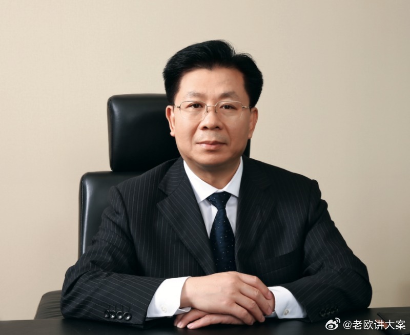 金融圈，又一记惊雷。

中国邮政储蓄银行原副行长"曲家文"，涉嫌严重违纪违法，正接受审查调查。

老欧注意到一个细节：“他 2023 年 4 月就退休了，已经退了三年多。”2013 年起当副行长，干了十年。

退休三年，照样被查 —— 这信号很清楚：“退休不是 "护身符"，没有 "安全着陆" 这回事。”

 ​