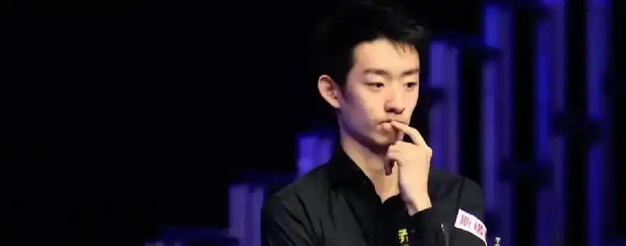中国斯诺克变天了！吴宜泽打进决赛锁定世界前二，和赵心童包揽排名前两位，袁思俊首进决赛赢一场就从33名飙到第17，85万英镑总奖金砸出的排名大战今晚收官
决赛第一阶段第九局打完，吴宜泽5比4领先，但真正让深圳场馆安静下来的是第八局。袁思俊单杆71分后打丢超分球，吴宜泽上手一杆59分清台，74比71完成