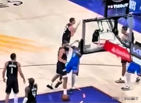 上头了！狄龙首节就推搡SGA吃T，太阳0-3落后还在自毁前程  今日...