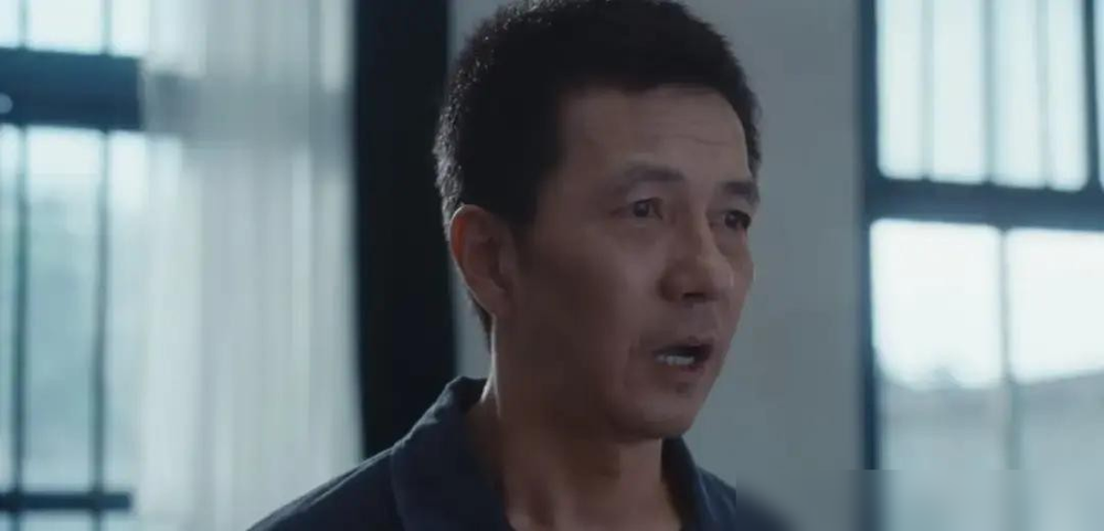 一集不到三万，把主角衬得像个群演。
《重器》里王建国、朱元浩演配角，片酬低得离谱，戏却好得吓人。服装自己做旧，开拍前蹲墙角找状态，就为了那几分钟镜头。
演死刑犯那场，摩挲碗沿，咽口唾沫，一句台词没有，弹幕直接炸了。
主角拿着天价片酬，观众记住的却是配角的戏。
流量买得来热搜，买不来观众那一声