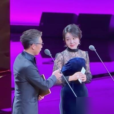 闫妮一句“少来这套”，李乃文当场破功。
综艺里李乃文刚开口“好久没见”，闫妮直接翻白眼拆台：昨儿晚上还一块吃饭呢，你装什么生分。胡军站旁边补刀，说他这人就这样，见谁都跟刚下飞机似的。
结果飞天奖红毯，三人又撞上了。胡军当着镜头吐槽李乃文“就知道吃”，李乃文也不恼，乐呵呵接一句：我妈烟台人，我回老