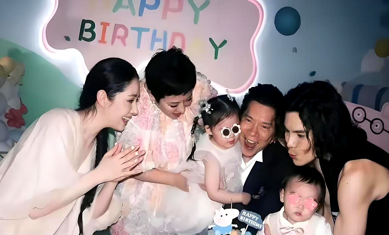 家里坐拥几百亿，向佐却偏在网上装疯卖傻被全网笑话，录节目被胡军李乃文当面问起，他一句话道破了心酸
 

“我爸快80了，我妈70了，再伸手跟他们要钱有意义吗？”
 

很多人笑他在镜头前动作怪异、行为抽象，他倒看得极透，不搞点动静博眼球，谁能看到他？
 

以前走哪都是“向华强的儿子”，现在哪怕挨骂