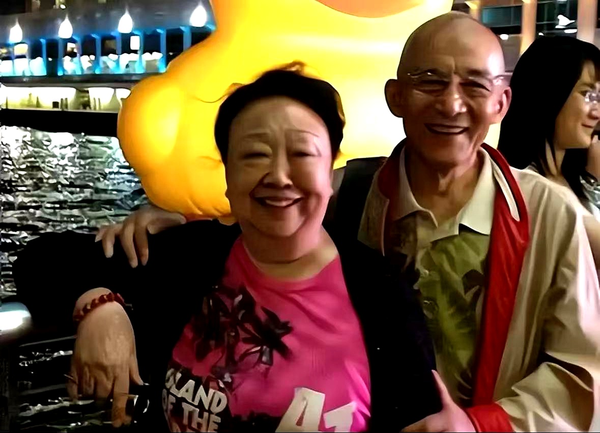 人民艺术家游本昌，于今日在北京与世长辞，享年93岁。
 

他只有一段婚姻，一生一位挚爱，还有一群追随他半生的青年后辈！
 

很多人只记住他在荧幕上摇着破蒲扇、疯疯癫癫笑看人间的模样，却不知道这个老头骨子里到底有多轴。
 

52岁才真正熬出头，换作今天的名利场，早就借着滔天流量疯狂变现了。