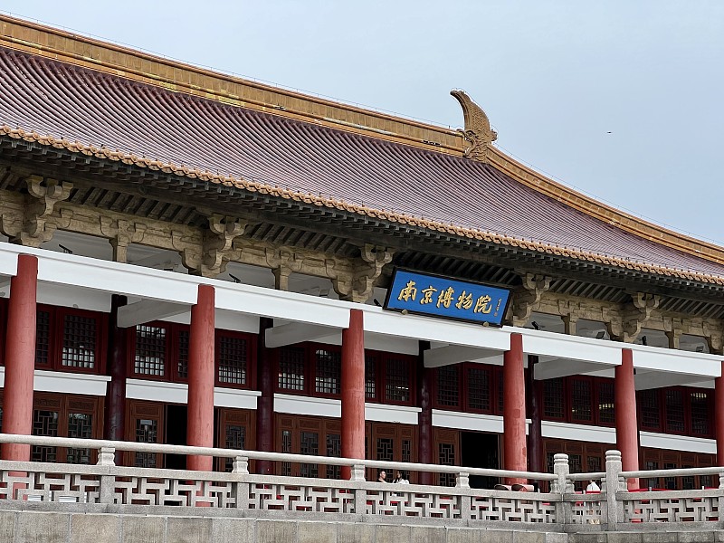 看到南京博物院原院长获刑三年的新闻，真的在文博圈炸出不小的波澜。
以前总觉得文博系统是妥妥的“清水衙门”，天天和文物古籍打交道，满肚子文化底蕴的人怎么会沾贪腐？看完通报才知道，文物征集、修复工程、展览引进、文创开发、基建采购，每一个环节都牵扯着真金白银的资源。
他作为既懂专业又握行政权的“一把手”，