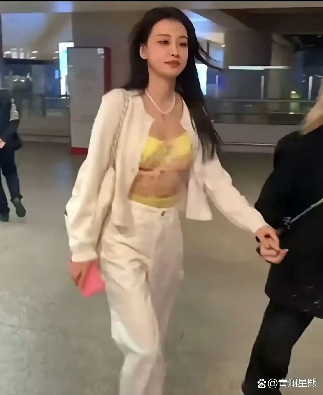 孙怡离婚后越来越敢穿了，又美又飒 ​