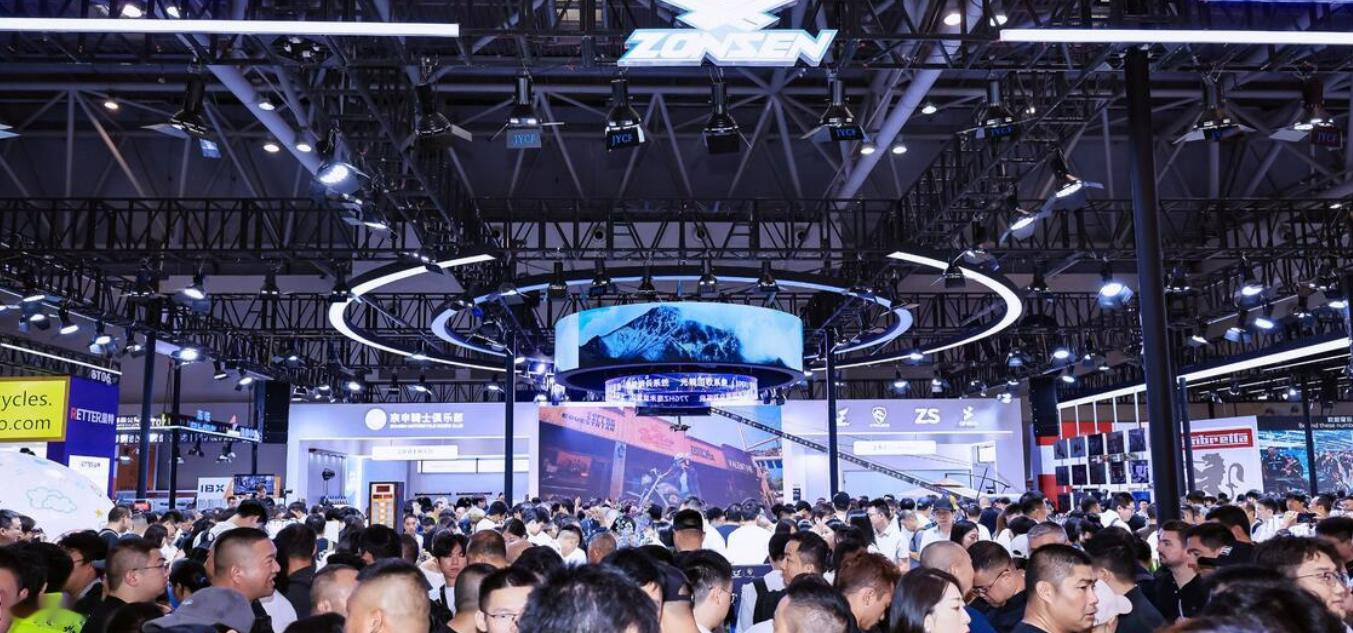 2026摩博会圆满收官：从25款指定新车，看懂国产摩托未来发展趋势
结合本届25款核心新车，可清晰梳理国产摩托行业发展走向。品牌逐步脱离低端标签，自研技术、细分深耕、智能升级成为主流趋势。
双线车型同步突破，有望推动国产摩托稳步进阶，向高端化、精细化方向稳步发展。【来自懂车帝车友圈】