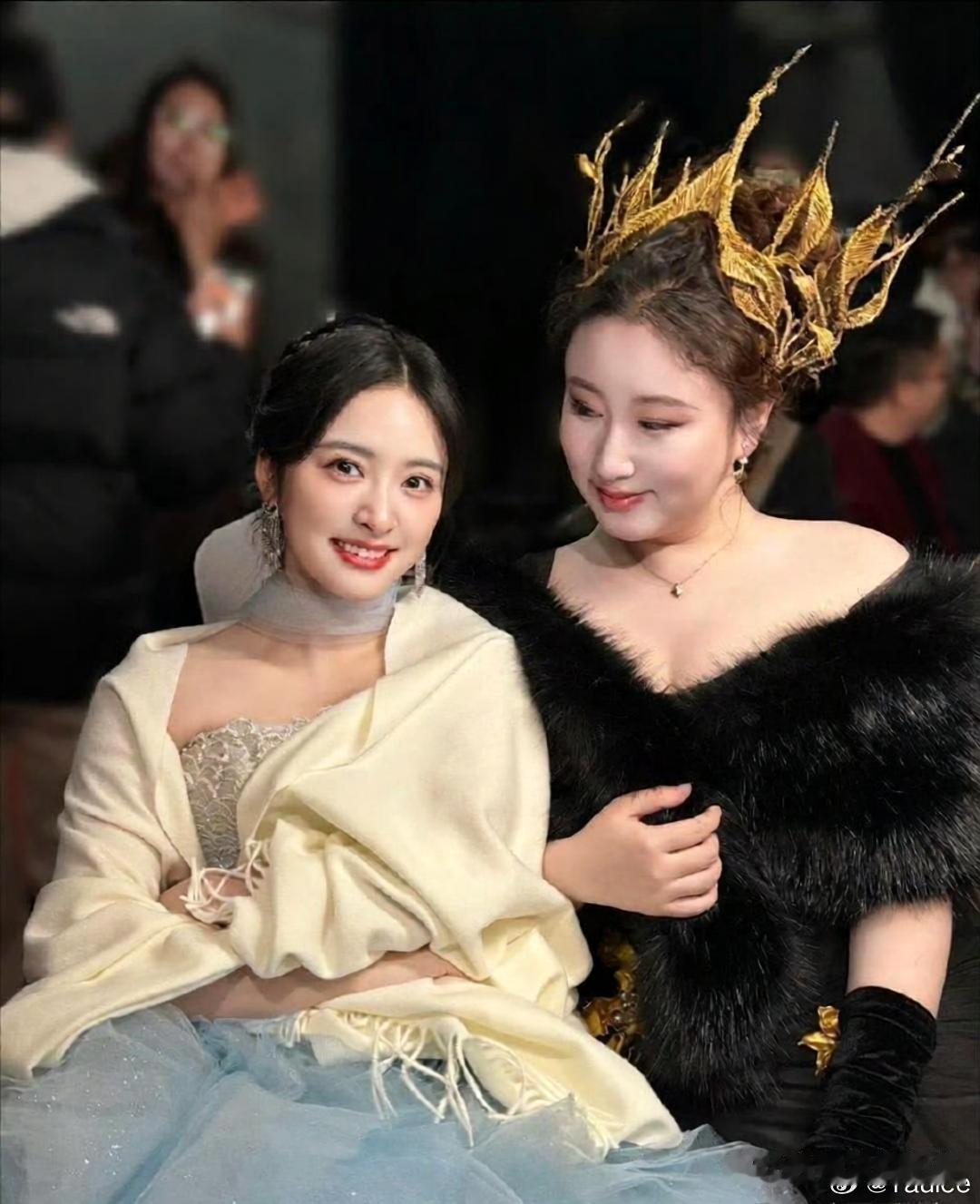 锤娜丽莎发了和沈月的合照，两种截然不同的美，各有各的惊艳 ​