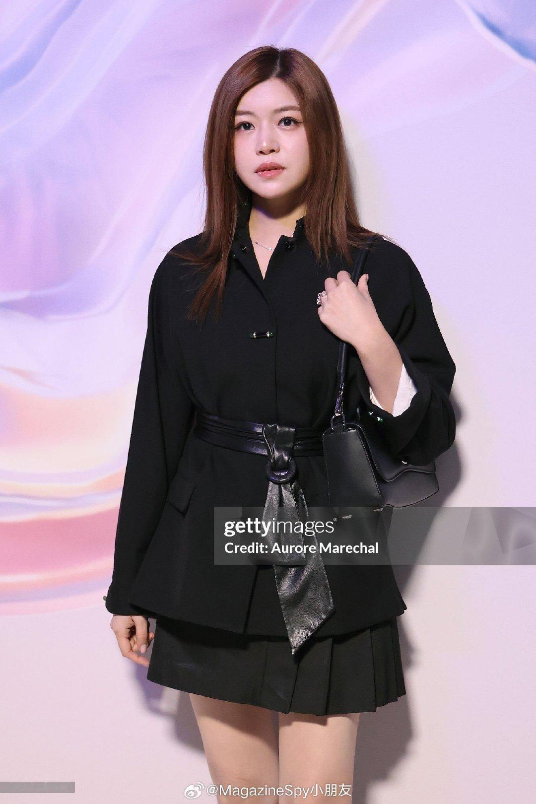 陈妍希巴黎时装周生图状态挺在线，气质温婉又松弛，穿搭风格也很贴合她本人。这批图有红毯造型、街拍抓拍、秀场特写几种，看着很舒服。这里为你呈现不同风格的陈妍希写真。红毯造型Dior大秀红毯造型，红裙与西装
