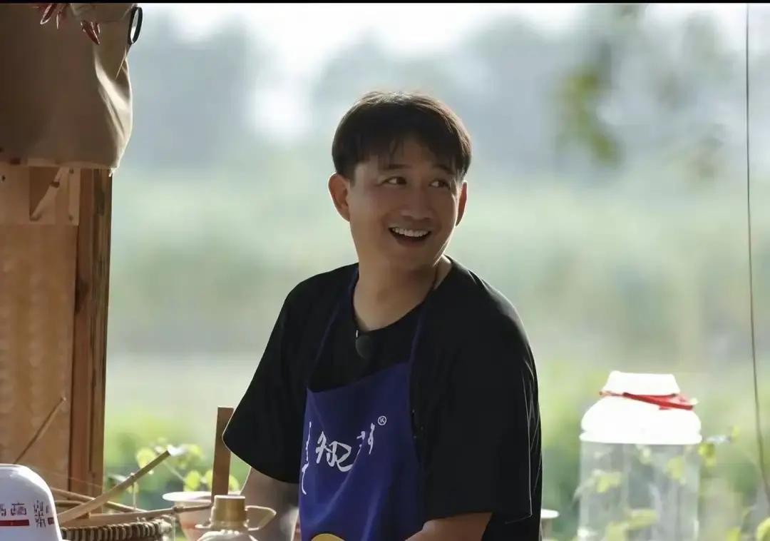 黄磊做饭被全网嘲讽，他自己出来打圆场，说自己不是专业大厨，录综艺只要大伙乐呵就成

这话挑不出毛病，过日子做饭哪能让所有人都咂嘴叫好

问题压根不在那几盘菜炒得咸了还是焦了，纯粹是被身边人给捧杀了

何炅在旁边不管尝到什么，永远眼睛瞪得溜圆，嘴里全是绝了、太香了，硬生生把一桌家常菜夸成了国宴水平