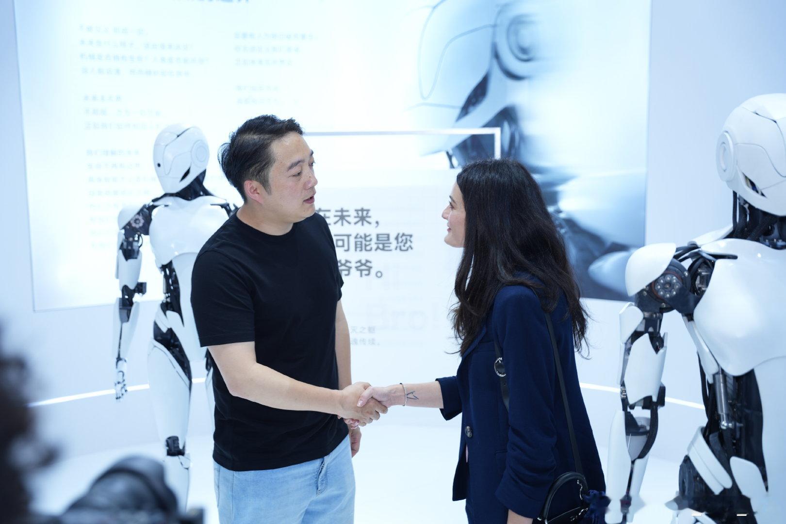 #黄仁勋女儿现身北京WRC现场# 世界机器人大会在北京召开，黄仁勋女儿现身北京并与桦之坚负责人会面，行业都在关注英伟达后续的产业布局动作。 ​