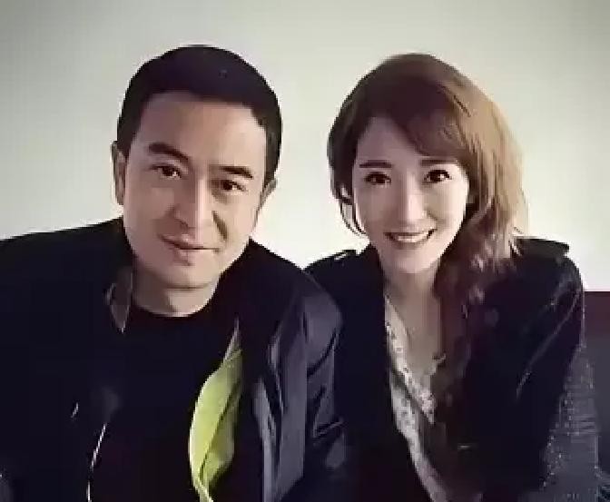 娱乐圈里出了名重情重义的张嘉译，帮过孙浩，带过姬他，跟不少同行都处成了铁哥们。可谁能想到，唯独跟当年一起演《蜗居》火遍大街小巷的李念，整整9年没有任何联系，连个电话都没打过

这事儿要不是后来李念自己吐露出来，外人估计还在瞎猜这俩人当初是不是结下过什么梁子

其实成年人之间的走散真没那么多阴谋论。想