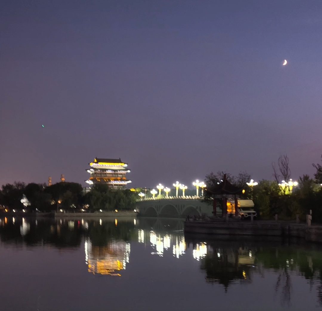 聊城古城区光岳楼北大街北城门，也就是锁钥门，城门楼上原有一座真武庙。
始建于明朝万历二十一年，公元1593年，刚建好的时候名字叫玄帝庙。庙里供奉真武大帝，当年御史傅光宅专门撰写了《创建玄帝庙碑记》。
 
到了清代康熙年间，因为康熙名叫玄烨，要避讳“玄”这个字，玄帝庙就改名叫真武庙。
古时候老百姓认为