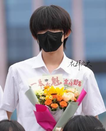 这组毕业写真氛围感拉满，松弛自然的状态特别打动人，鲜花为这段校园生涯添...