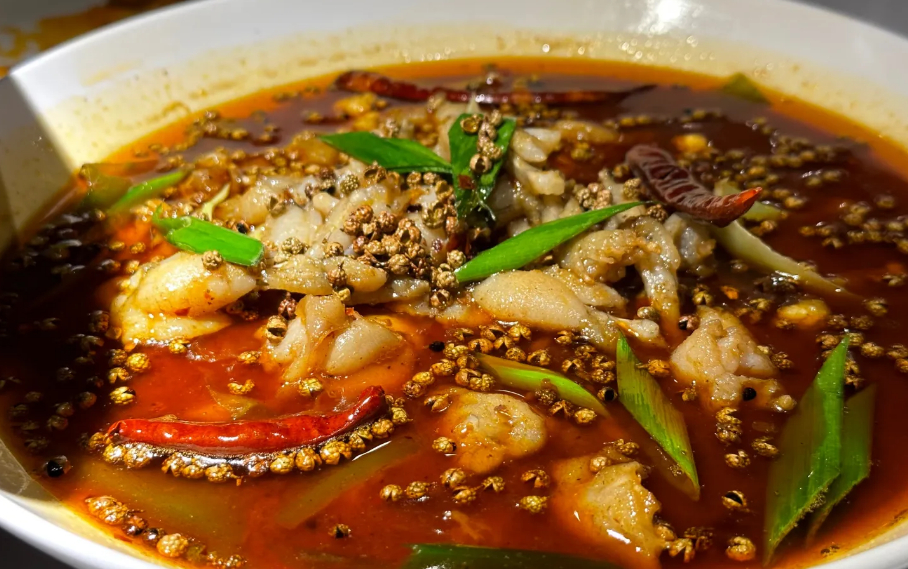 石家庄美食探店 【石家庄特色餐厅推荐：12家跨地域风味餐厅，聚餐宴请实用参考指南】在石家庄组织家庭聚会、商务接待或者朋友聚餐，除本地冀菜之外，徽、川、粤、鲁、苏、浙等外地菜系也是重要选择。不同菜系口味、餐厅环境、硬件配置差异较大，挑选时需要结合地理位置、包间条件、菜品风格综合考量。以下这12家石家庄特色餐厅，希望可以帮你解除选店困难。小徽舟臭鳜鱼（雅清街店）——徽菜小徽舟臭鳜鱼（雅清街店）坐落于裕华区槐安路与雅清街交叉口南行 100 米路西，是石家庄主打皖南风味的徽菜馆。店内整体采用徽派国风的设计思路，借鉴徽州传统建筑元素，白墙搭配木格窗，辅以竹类绿植做景观点缀，大厅座位间距宽松，整体氛围安静雅致，没有过度喧闹感。店内共计 12 间独立包间，既有4至6人使用的小型包间，也有10至15人的中型包间，三联包间可以打通，最大能够容纳25至30人同时用餐。包间均以徽州地名命名，隔音与私密性较好。菜品以传统徽菜为核心，代表性菜品包含红烧臭鳜鱼、麻辣臭鳜鱼、胡适一品锅、铁板毛豆腐、鲜鸡汤现烫鸡...