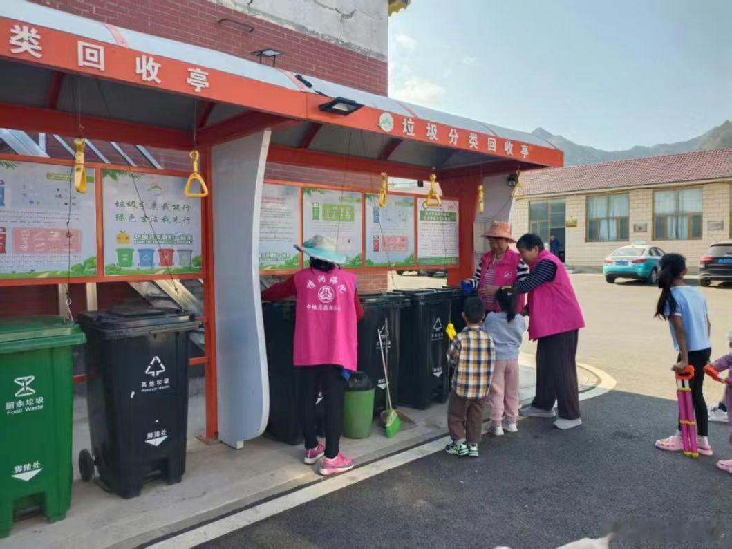 #首都老兵在行动#近日，延庆区张山营镇退役军人志愿服务队开展垃圾分类专项志愿服务活动。老兵志愿者发扬不怕苦、不怕累的优良作风，集中清理村内主干道、沟渠巷道及卫生死角，捡拾散落垃圾、清理堆积杂物，并规范做好分类投放。同时通过现场讲解、入户宣传等方式，向村民普及垃圾分类标准和环保知识， ​