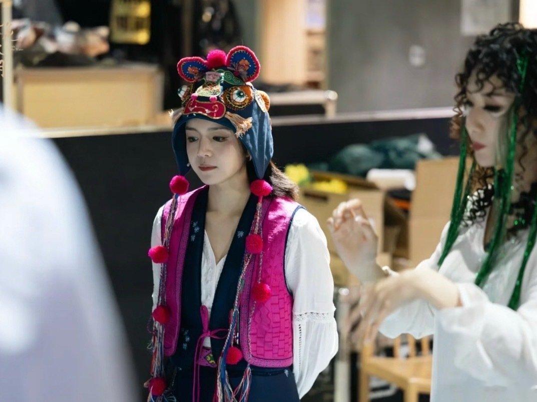 #原来陈妍希曾经是南加大的校花#线下见过她，真的美晕了。明星真不是一般人能当的。她就是大眼睛高鼻梁，而且脸特别小，头也特别小。跟别人不是一个图层的，而且很白，看不出年龄感。线下看起来也就二十多岁[兔子] ​