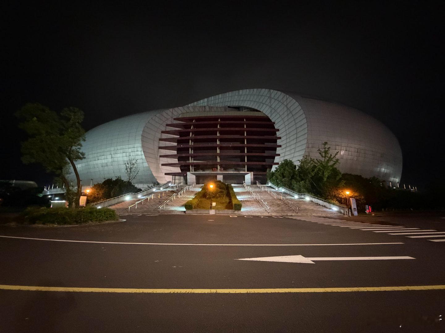 夜访湖州奥体中心体育场，浙江队曾经的主场.  ​