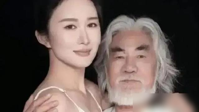 75岁的张纪中，直播间里眼眶红了。不是演戏，是真扛不住了。
四个孩子要养，老婆杜星霖44岁，正备孕第五胎，说要凑个“龙太子”。她直播时笑着说，越生越聪明，家里良性循环。
可镜头一转，老头儿凌晨还在选品，嗓子哑着喊“家人们”。小女儿不到两岁，奶粉钱、保姆费、国际学校，哪样不烧钱？别人七十多含饴弄孙