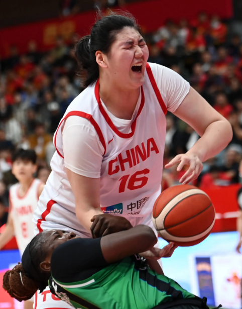 61-94！中国女篮不敌美国，暴露球队4大短板

在刚刚结束的女篮世界杯小组赛的比赛中，中国女篮第一场便遇上了最强劲的美国队，毫无意外以61比94的比分输掉了比赛，相差整整33分的分差，差距是非常明显的。遇上世界劲敌，同时也暴露了4大短板。
 
首先，在锋线的问题上少了李梦，她是球队的核心持球进攻点