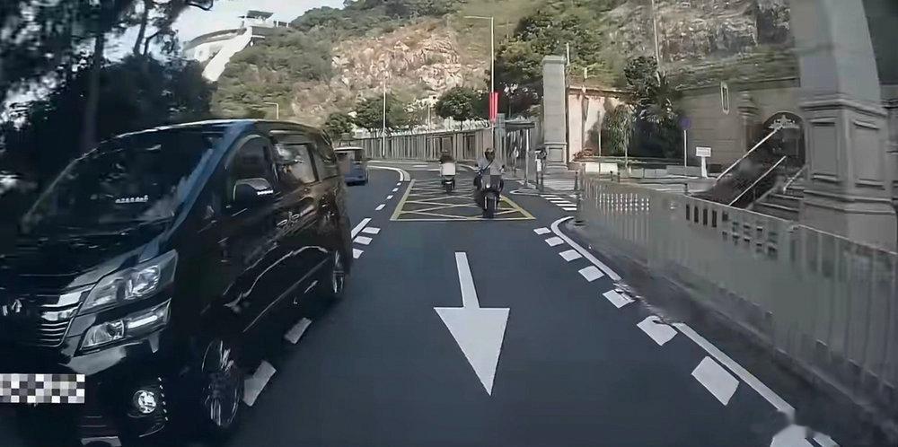 【不满前车慢？私家车氹仔疑逆驶超车急停】

网上近日流传一段影片，显示1辆私家车在氹仔嘉乐庇总督马路涉嫌危险驾驶，不少驾驶者希望警方跟进，依法检控。

影片中，上述车辆在单行线车道行驶时，疑因不满前车速度较慢，多次试图逆驶超车，但因对向车辆较多，包括旅游大巴，未能成功。随后，该车驶至 ​