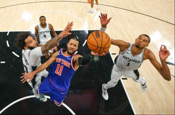 马刺New York Knicks在总决赛前两场客场连续取胜后，一度取...