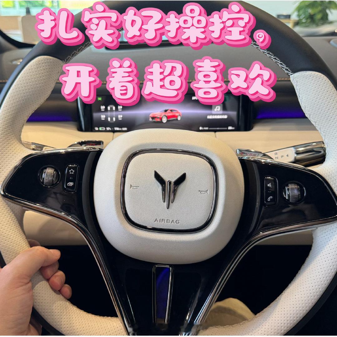 提车岚图追光S一个多月了，真的越来越喜欢，颜值超高开在路上回头率强，好多人问这是岚图什么车型。多个真风道设计，对续航提升还是真真切切的，而且扎实的操控和底盘，开着灵活又喜欢。鸿蒙车机真的好好用，软件也多，而且还有我杨洋与我同行🫣☺️。
#岚图汽车、#岚图追光 S、#我的新车 ​