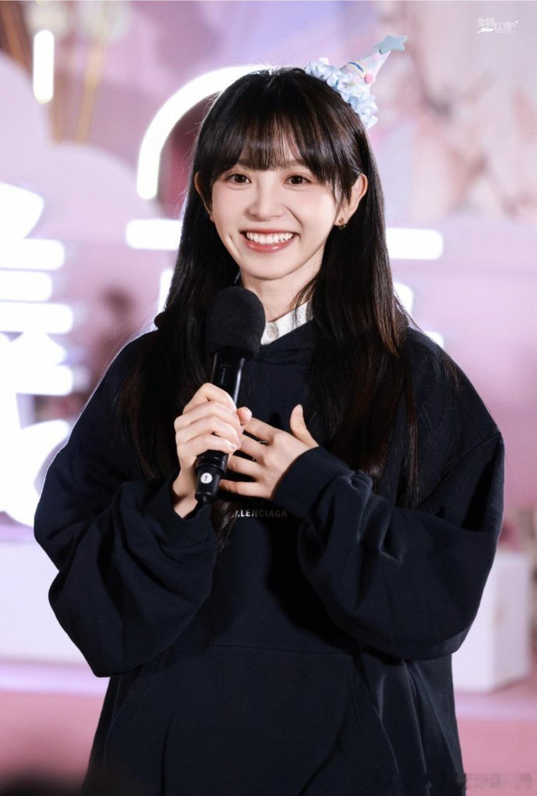 #田曦薇[超话]# txw#田曦薇林知夏# txw#田曦薇天才女友# txw#田曦薇林青# 

宇宙是一个偏僻的地方，我的心略大于整个宇宙，但还是小小的，装不下完整的我，却装得下完整的你。

​