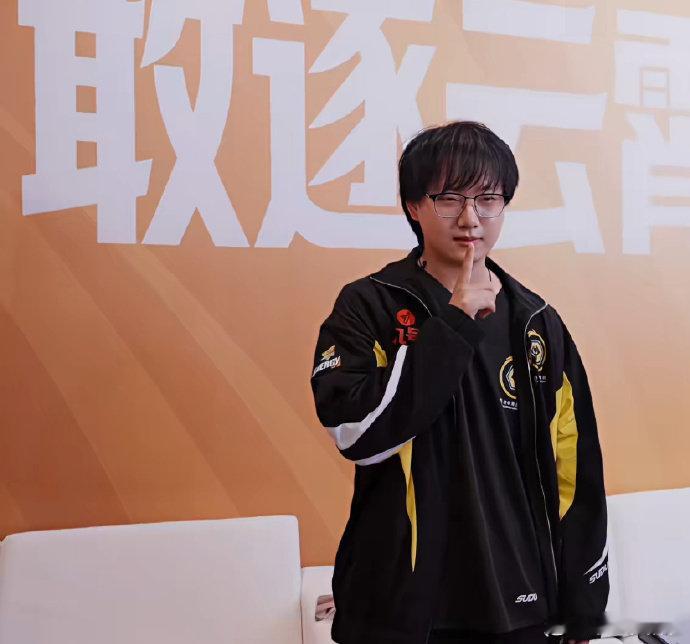 #KPL[超话]##Fly正版年总落地签来了# 

Fly年总落地签！ ​