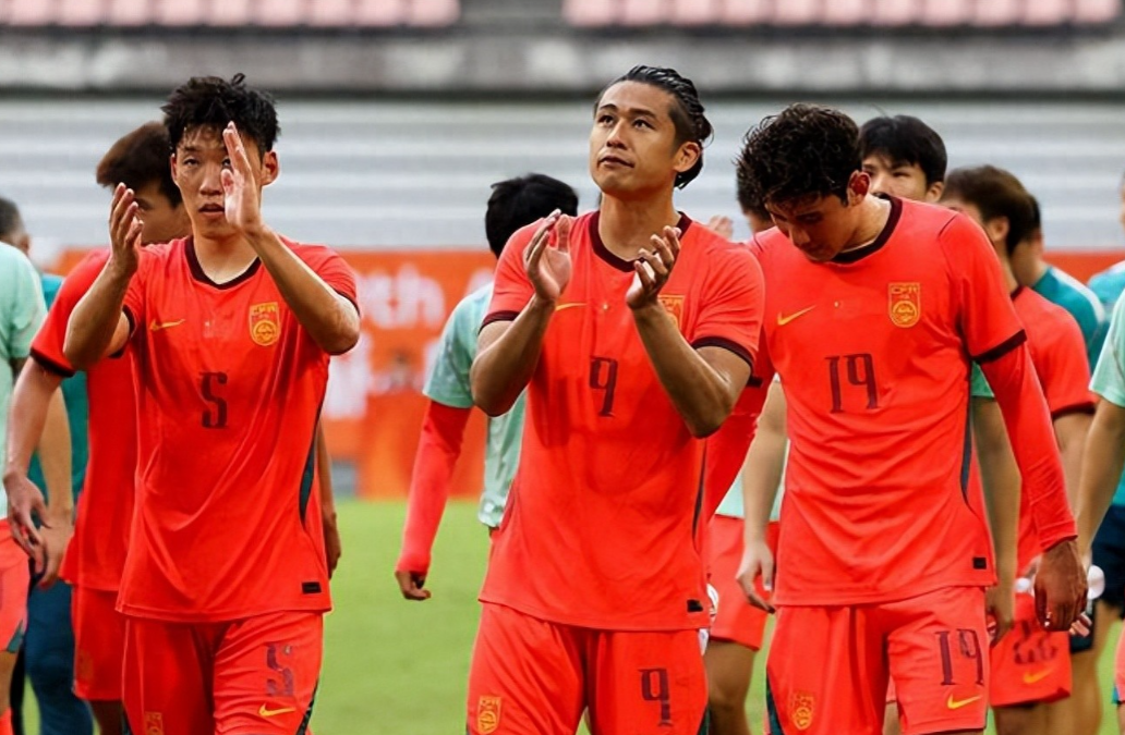 泰国U23男足现在估计心里堵得慌，他怎么也没想到，中国U23男足居然敢在亚运1/4决赛突然大变阵，把自己打了个措手不及。

北京时间9月26日下午的这场对决，国足3-0完胜泰国，拿下亚运男足改制后首个四强席位，接下来半决赛将对阵韩国。之前小组赛国足踢法保守没观赏性，不少球迷吐槽不断，谁都没料到那是主