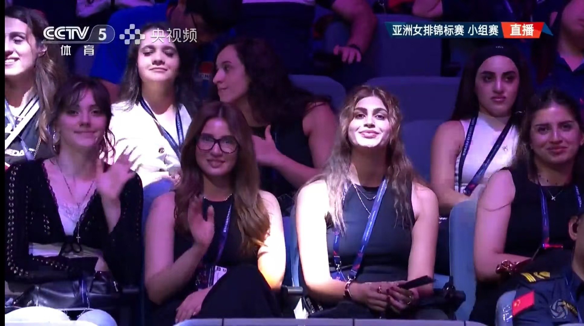 伊拉克美女也来了
#中国女排vs伊朗女排# ​