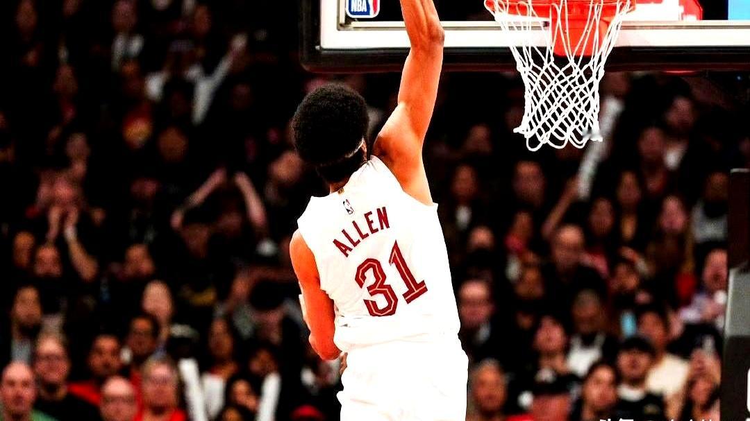 这可能也是梅里尔最近比赛后，总拿着冰袋敷手腕的原因吧。    骑士队在...