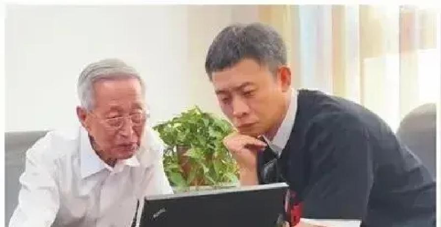 张译又演警察被嫌重复，可他在人民日报写的那个人，6岁追不上妈妈却在显微镜前坐了70年
10月1日，电影《神探之痕迹》上映当天，张译在《人民日报》副刊写下“听党话、感党恩、跟党走”九个字。他写的是92岁的崔道植，中国首席枪弹痕迹鉴定专家，7000余件物证鉴定无一差错。
一、安全牌打多了，就成了枷锁
张