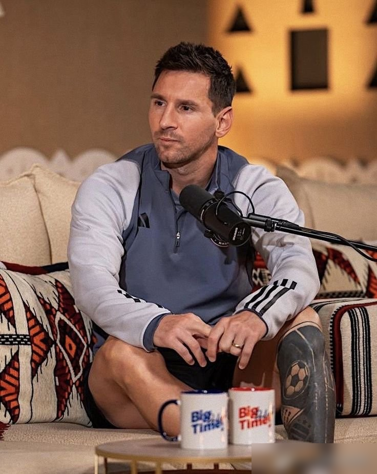 姆巴佩说欧洲杯比世界杯难踢，梅西终于正面回了。 ESPN专访，原话翻译过来就一句：欧洲杯是难，但那里没有阿根廷、巴西、乌拉圭。 这三个队，加起来九个世界杯冠军，全被排除在欧洲杯门外。 梅西没发火，甚至带着笑，先问姆巴佩这么说的吗，再补一刀：每个人都觉得自己踢的比赛最重要。 世界杯为什么是世界杯，因为