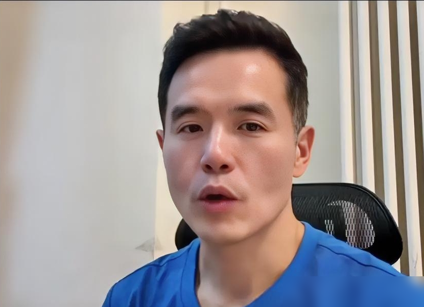 0比4，林诗栋把王楚钦打崩了。可真正崩的，不是这场球。
名古屋亚运会男单决赛，王楚钦被队友横扫。赛后他说了一句话，我到现在都记得：找不到享受打球的感觉了。不是输了找理由，是那种累，从骨头缝里往外冒。他身兼男团、混双、男单，连着扛，体能早就见底了。前国乒教练刘国正点评得一针见血：王楚钦现在近乎单核扛