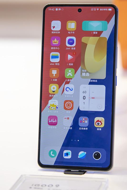 我现在用的手机就是vivo，说真的用了快三年，从来没在网上跟着凑过参数吐槽的热闹。
之前陪朋友逛线下卖场，他看中一台3499的中端机，刷了两天网上测评直接纠结到失眠，总怕踩了别人说的坑。我自己选vivo就没这么多顾虑，家楼下50米就有官方门店，之前不小心把相册缓存搞丢了，店