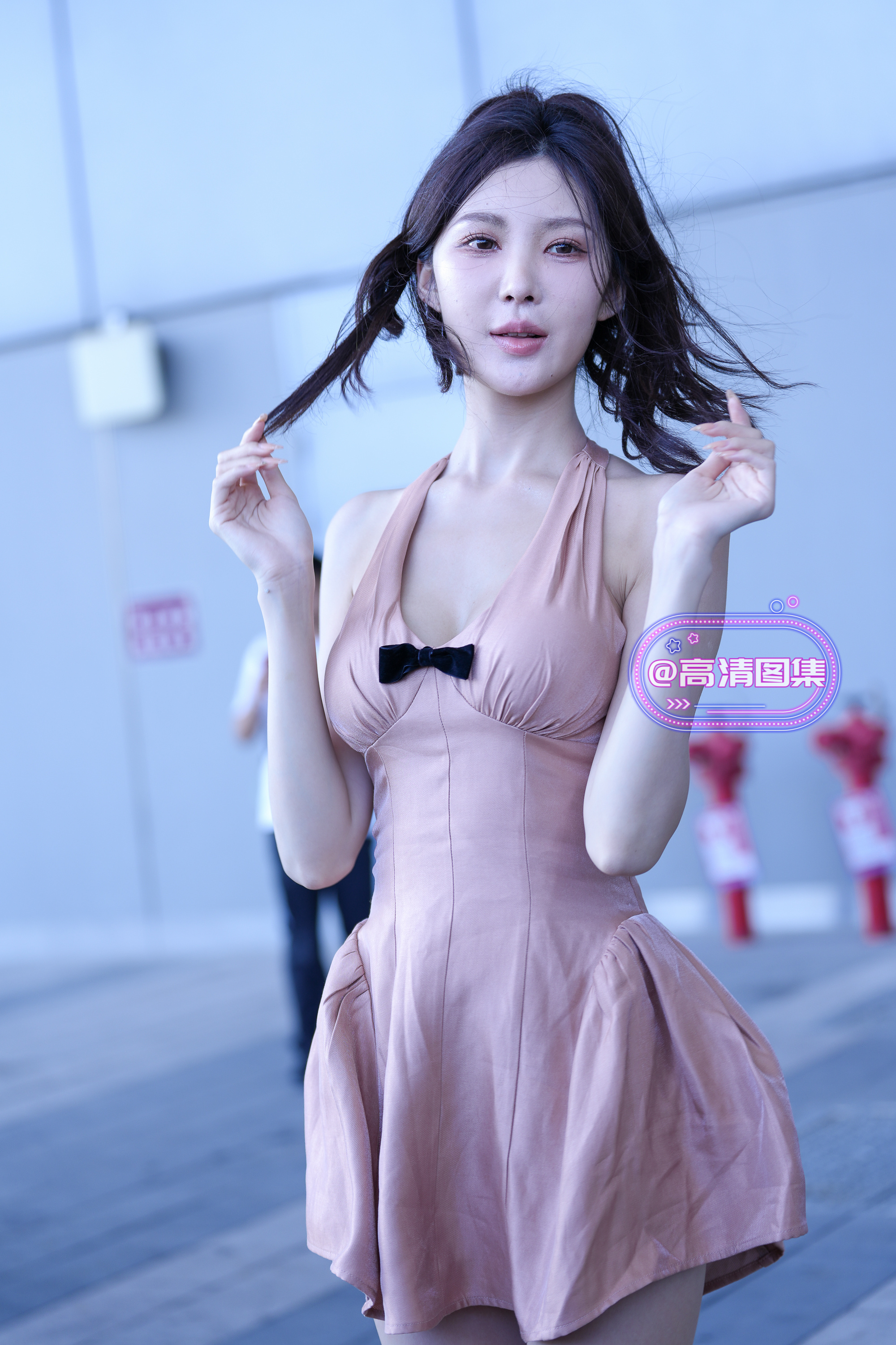 粉色吊带裙甜美可爱。J3628