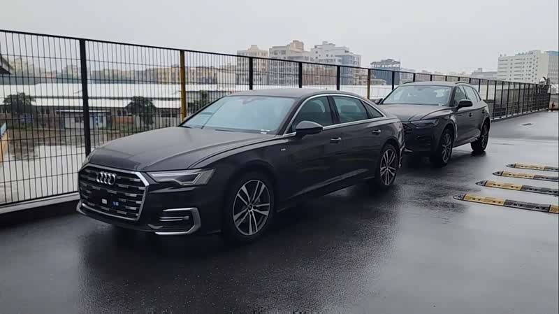不少人纠结这两台车，落地价差不多，但一台轿车一台SUV，用车感受差别很大，不是谁更好，看你的日常场景。
 
✅奥迪A6L
优点：中大型轿车，底盘低矮扎实，高速跑起来稳，风噪更小。后排腿部空间宽裕，坐姿舒展，长途乘坐舒服。内饰三块大屏，商务氛围感强，兼顾家用和接待。