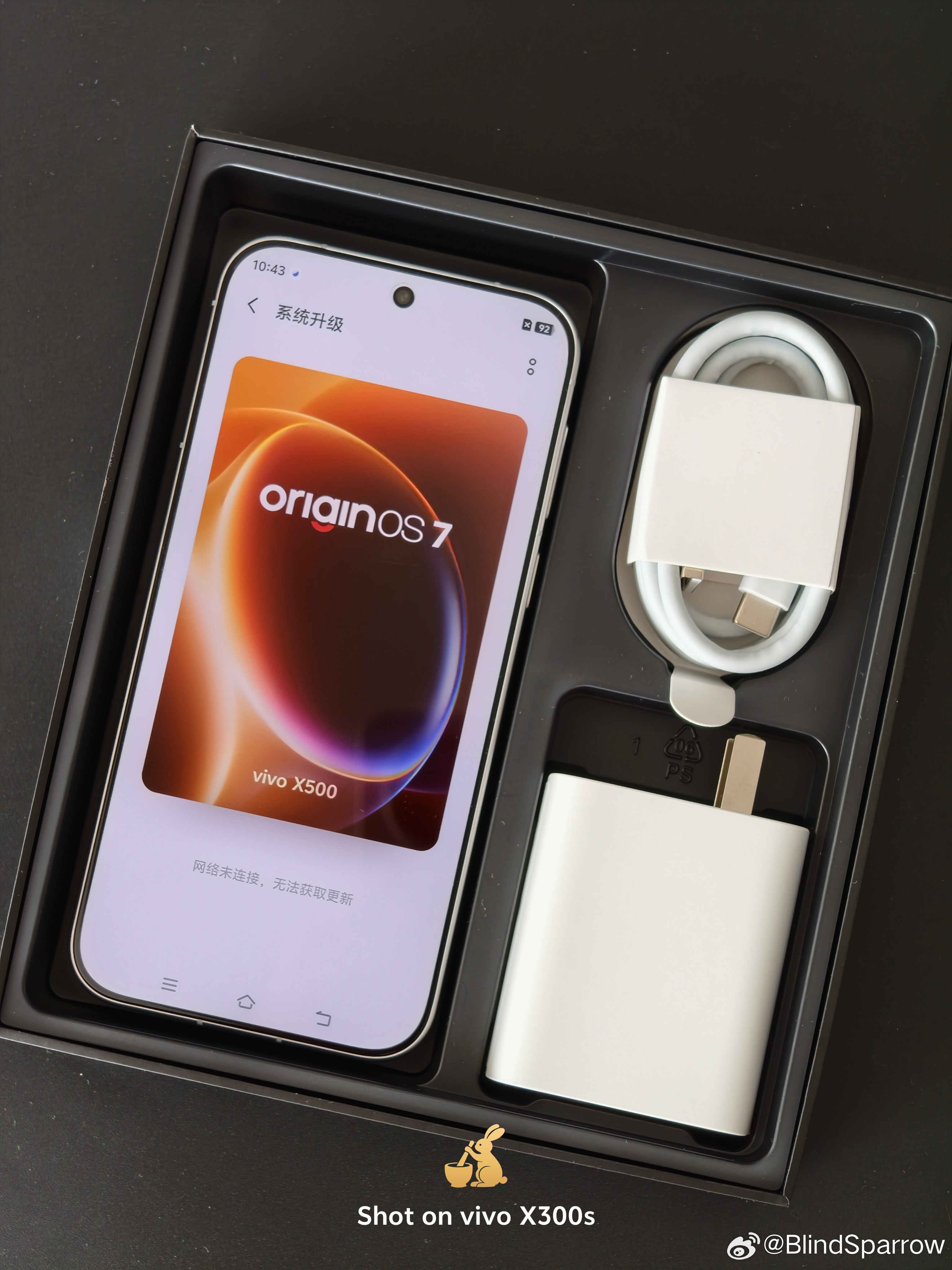 #vivo[超话]#
《晴光入机幻彩银梦》
终于拿到心心念念，vivo定制的专属X300「晴天」手机！第一眼就被外观打动。
温润的白色背板自带一层淡淡的虹彩光泽，光线流转间，会漾开柔和的幻彩，干净又灵动。
利落的金属中框，搭配标志性圆形蔡司镜头模组，线条简约高级。握在手里质感细腻，颜值真的长在俺审美 ​