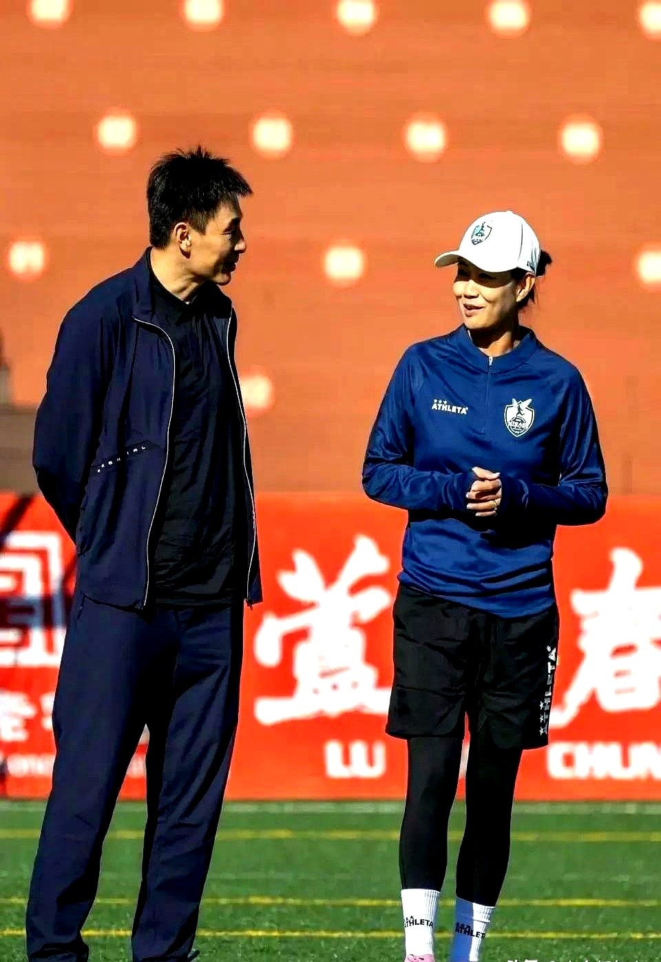 一个青训小球员吕孟洋，网上的粉丝量竟然比马明宇、吴曦这些老国脚还要多。

快四十岁的董路跑去抓青训，骂他的和捧他的吵得不可开交。老一辈总觉得踢球就该苦哈哈闷头练，聚光灯下成不了才。但青训就是烧钱，董路能折腾，直接把当年造星那套搬了过来，靠流量养球。

韩端走了固然可惜，董路脾气也独。但他真把事给张罗