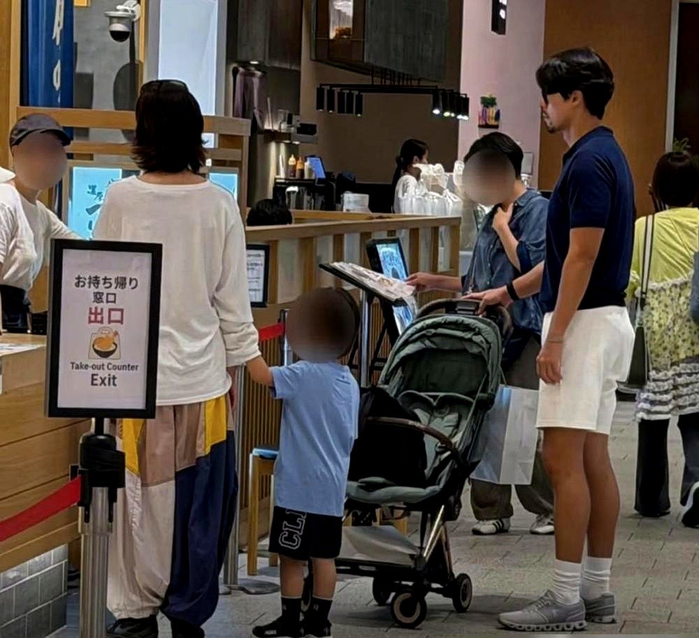 顶级大明星私下带娃，也是胡茬配大裤衩。

9月1日，网友在东京中城美食街撞见玄彬和孙艺珍。两口子身边连个助理保镖都没有，孙艺珍穿着宽松便服在前边排队点餐。

玄彬留着胡茬，穿着大裤衩，老老实实在后头推婴儿车。3岁的儿子小甜豆个头都快到妈妈腰了，小手紧紧扒着孙艺珍的衣袖撒娇。

这俩人9月份其实忙得很