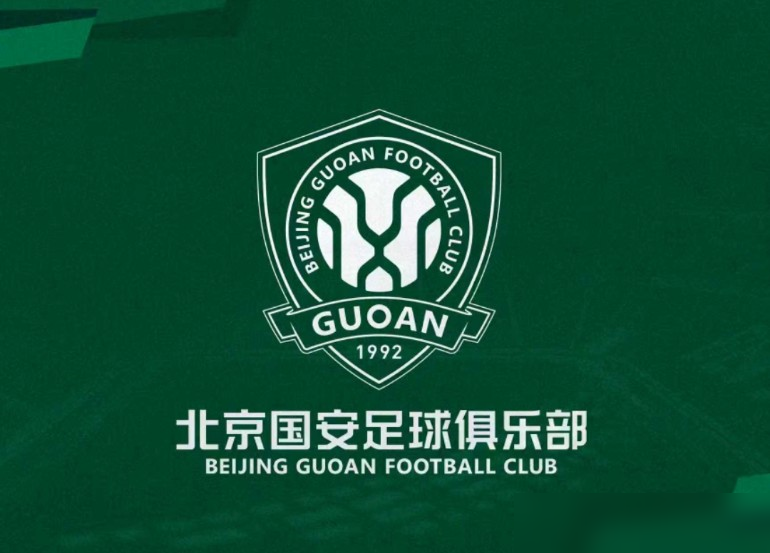 北京国安这哪是踢球，这简直是在玩命。
9月刚在工体赢了韩国浦项，10月又要连着飞青岛、飞泰国打客场，阿布雷乌、塞尔吉尼奥这些主力还都伤着，根本没人能换。
亚冠、中超、足协杯，三条线全都咬得死死的，每一场都是硬仗，每一分都不能丢。别人是三选一，国安这是什么都要，而且看起来还真有可能都要到。
看看