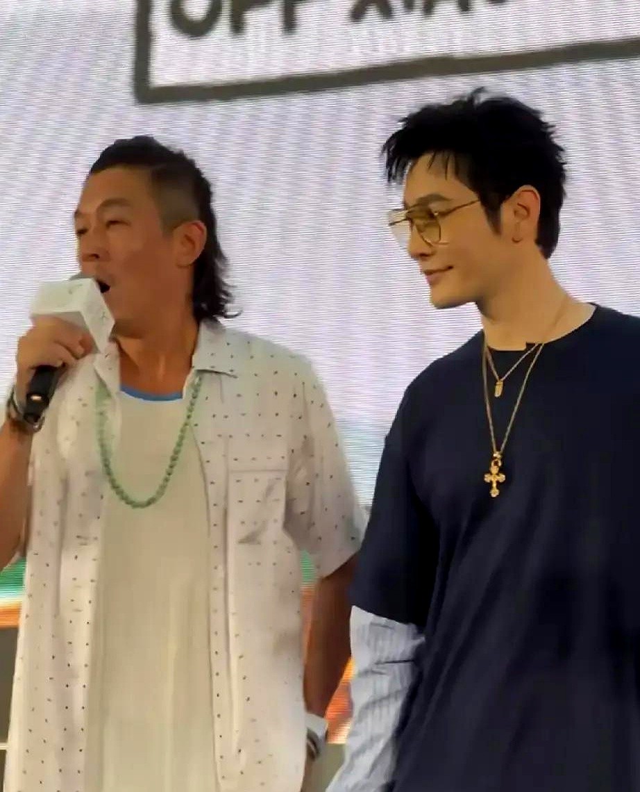 整整8分钟，陈冠希站在黄晓明身侧，两人连一个眼神都没对上。

潮流嘉年华上，陈冠希是东道主。他主动走到嘉宾黄晓明身边站定，身体微侧，还对着台下挥手回应。

黄晓明则一直看着正前方。他站得笔直，保持着社交距离，没说话，也没转头。

18年前拍《神枪手》时的那些传闻，似乎都凝固在了这8分钟里。台下的镜头