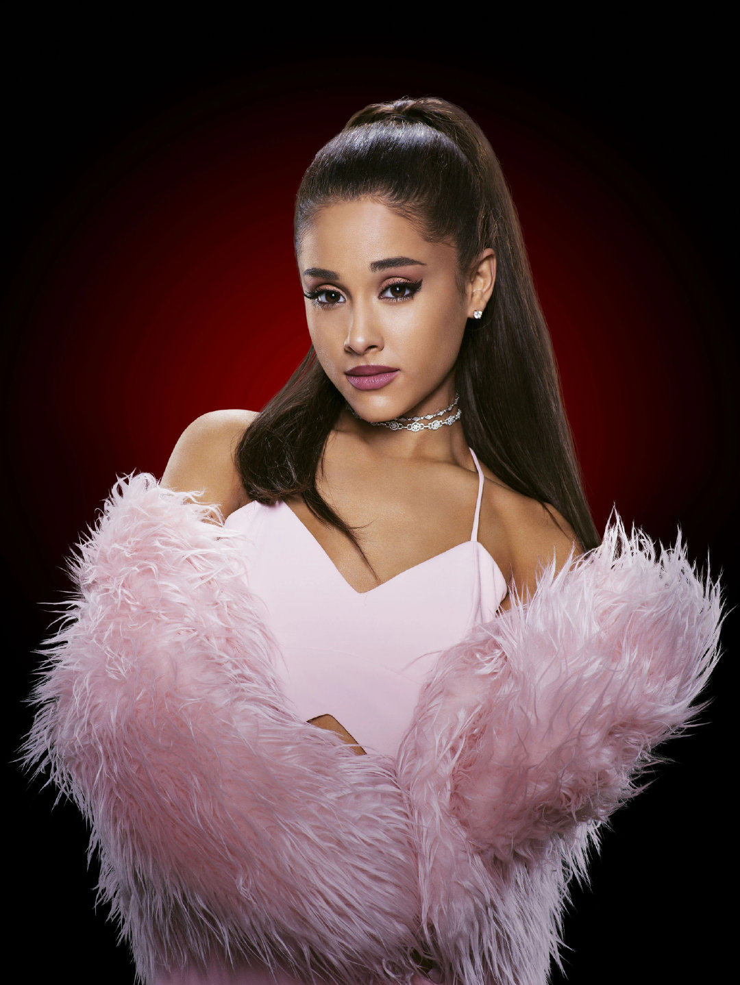 Ryan Murphy今天在#美国恐怖故事#第13季首映礼上透露，A妹#Ariana Grande#原本要加盟第13季回归扮演她在《尖叫皇后》里的角色Chanel No.2，但是因为巡演行程安排冲突而被迫退出！太可惜了~~[捂嘴哭][苦涩][泪奔] ​