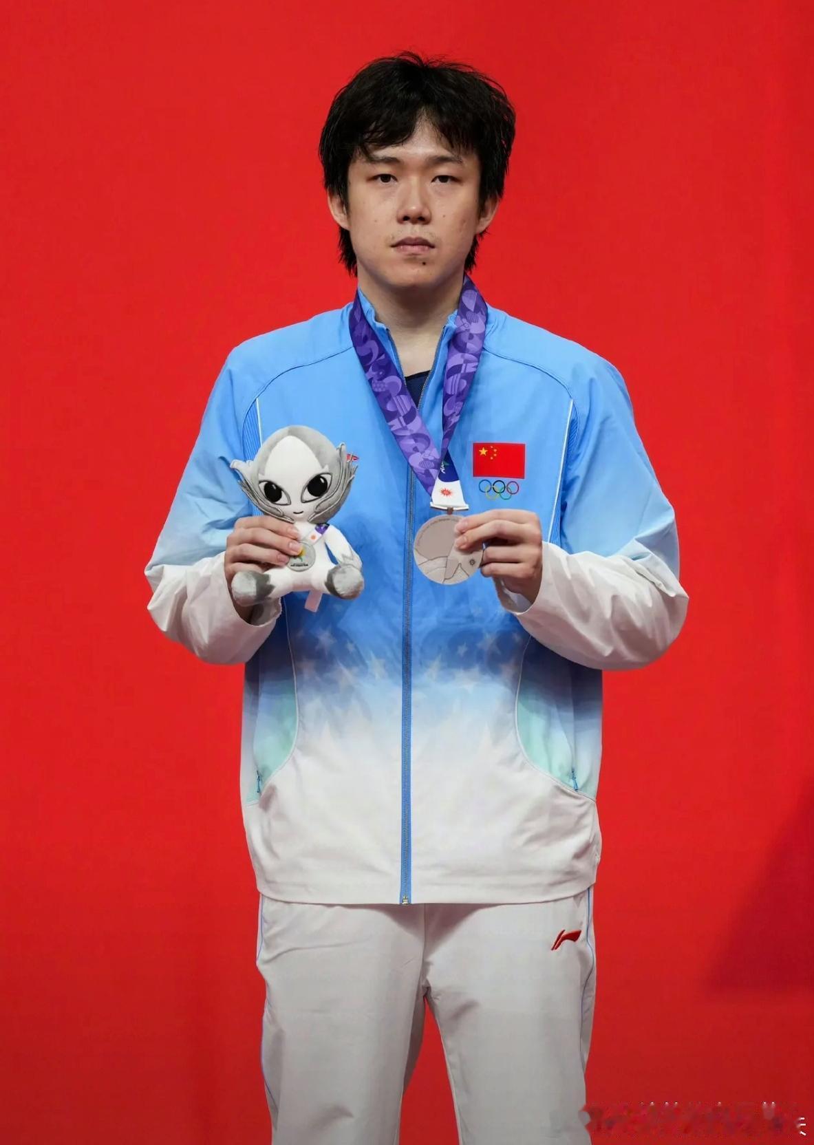王楚钦快速摘掉银牌，头也不回地转身离场。他直言，这会是自己最后一届亚运会。脸上看不到留恋，也不是单纯的遗憾，满满的都是不甘和一份决绝的心态。看着少年转身离开的背影，银牌带来的那份滋味已经放在心底，他的目光已经望向更远的赛场。大家不妨多给大头一点时间，让他好好调整状态，静下心沉淀自 ​