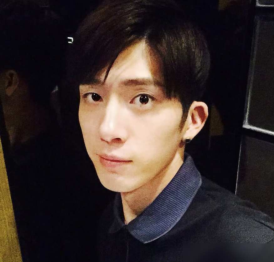 考古井柏然早期照片，那厚刘海，那修身小西装，活脱脱韩剧里走出来的。
2010年前后，内娱正被韩流按在地上摩擦。华谊整了个BOBO组合，直接亮招牌：内地第一支花美男组合。
齐刘海一盖，蓬松纹理烫一整，穿得五颜六色。当时审美就吃这套，越像韩国欧巴越有人追着喊哥哥。
《捉妖记》里挺着大肚子生孩子，再