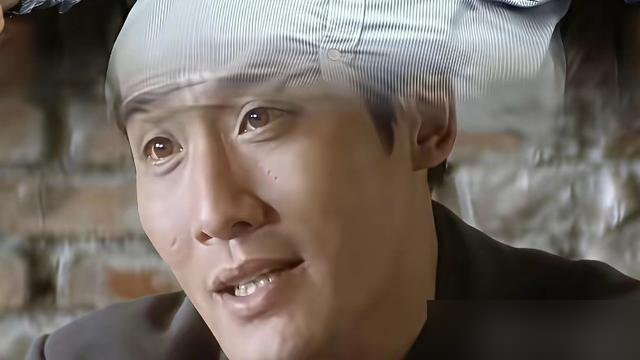 梁家辉跟王晶是表兄弟，这事他藏了半辈子。
当年考进TVB训练班，刘德华是他同班同学，他拿了全A，结果因为合约太长钱太少，愣是没签。跑龙套那会儿，他就知道自己跟金牌监制王天林一家沾着亲。
换别人早扑上去叫舅舅了。梁家辉偏不，一个字没提，生怕被人说攀高枝。后来拍《垂帘听政》拿了影帝，转头被封杀，穷到
