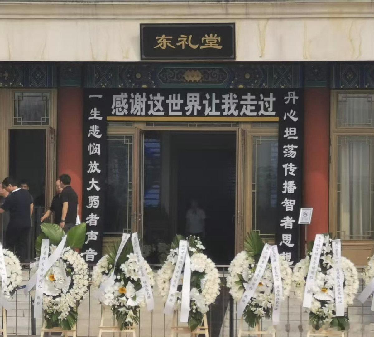 敬一丹姐还是走了。一直希望有奇迹发生……从1994年一起获得第一届金话筒奖，到我们为女性成长出海远行，敬一丹老师 ​